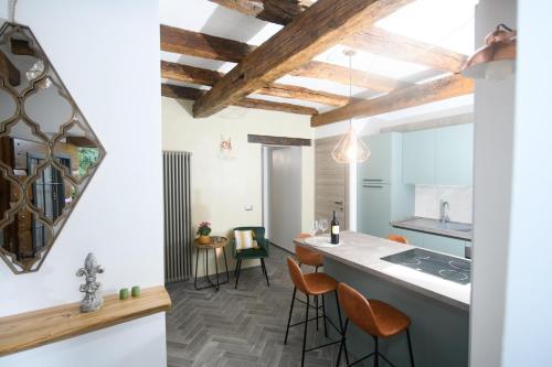 a kitchen and living room with wooden ceilings at Vicolo d'Este in Tivoli