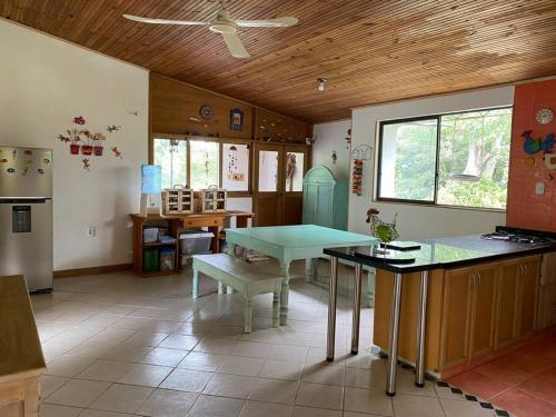 een keuken met een tafel in het midden van een kamer bij Casa de campo Cutucumay in Chinauta
