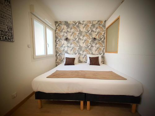 a bedroom with a large bed with a wall at Cosy Aulnay-Paris Nord -Expo Villepinte-Stade de France in Aulnay-sous-Bois