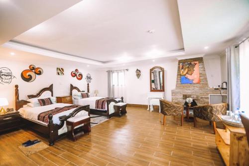 Una cama o camas en una habitación de Ingagi Park View Lodge