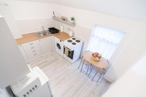 Η κουζίνα ή μικρή κουζίνα στο Seafront Retreat Studio Flat Cleethorpes Beach