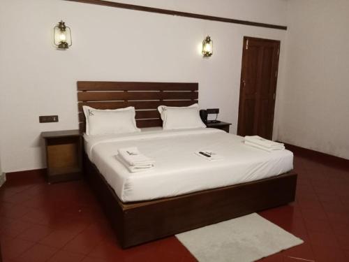 سرير أو أسرّة في غرفة في JK Nature Stay Resorts