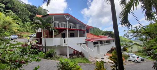 una casa al lado de una montaña en Maison en Chevalier