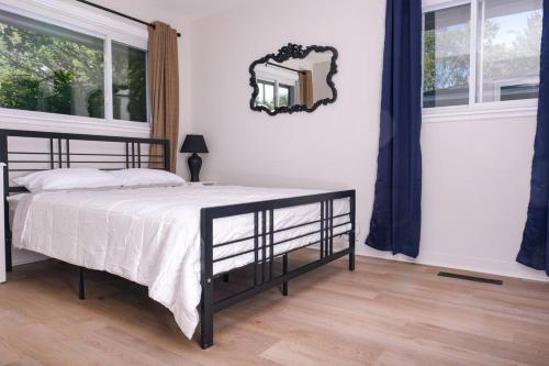 een slaapkamer met een bed en een spiegel aan de muur bij Charming and Stylish Gem in Oak Park