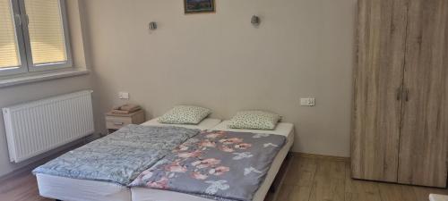 Tempat tidur dalam kamar di Nad Zalewem 500-163-489