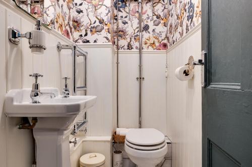 Ванная комната в Insta-worthy Loft on Historic Chester Rows, Sleeps 4 & Free Parking