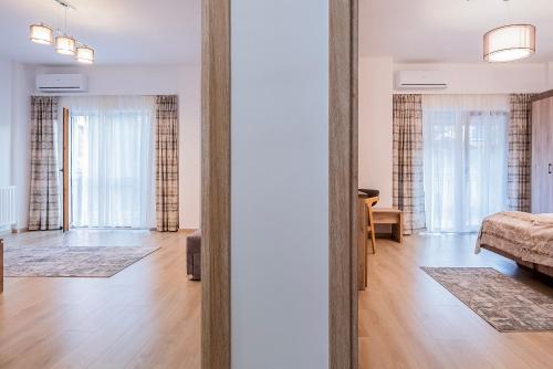 an open living room with a bed and a living room at Hotel Cascada BAILE OLANESTI in Băile Olăneşti