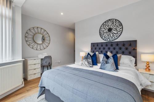 a bedroom with a large bed and a mirror at Private En-suite Double Rooms - 5 Minute Walk to Hendon Central Station - Reach Central London in just 21 Minutes in Golders Green