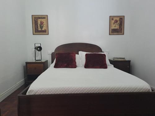 ein Schlafzimmer mit einem Bett mit zwei Kissen darauf in der Unterkunft M&P - Tres Marias Apartments in Redondela