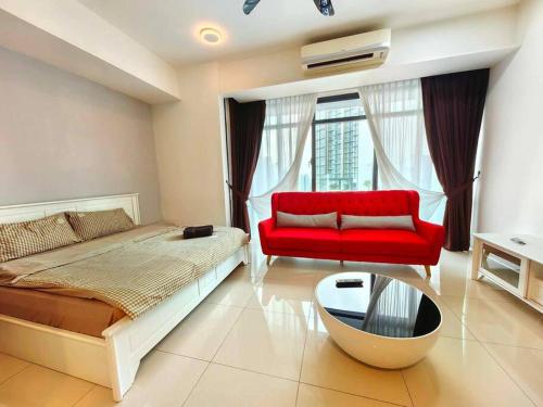 um quarto com uma cama vermelha e um sofá vermelho em A3007 Grand Medini 100mbps Netflix By STAY em Nusajaya