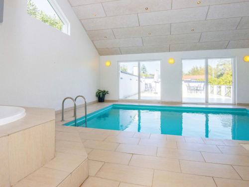 una piscina en una casa con techo en 10 person holiday home in Grenaa, en Grenå
