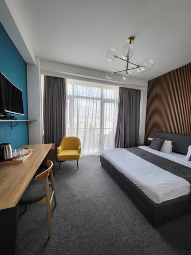 sypialnia z łóżkiem, biurkiem i krzesłem w obiekcie Sololaki Inn w mieście Tbilisi City