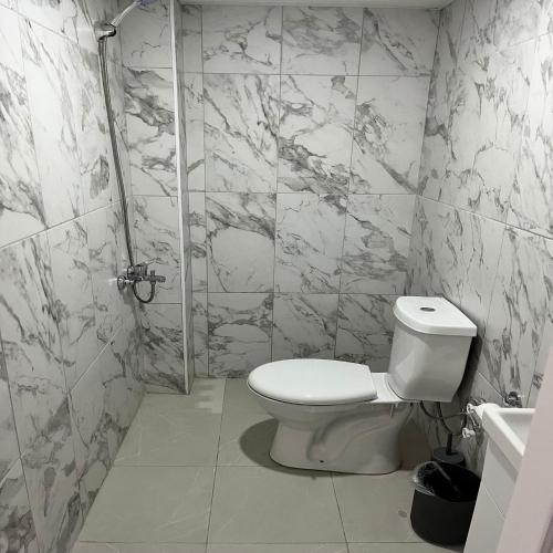 bagno bianco con servizi igienici e doccia di GRAND WHİTE SUİT OTEL a Sivas
