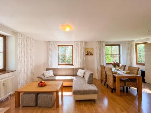 uma sala de estar com um sofá e uma mesa em Slnečný 2-izbový apartmán Pod lesom, Dolný Smokovec em Vysoké Tatry