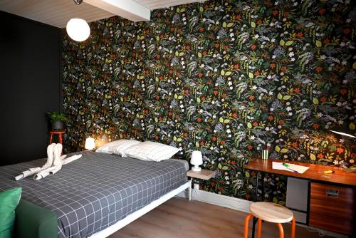 un dormitorio con una pared cubierta de muchas figuras de acción en La Gaieté - Meilleurhote-Brioude, en Brioude