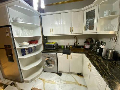 uma cozinha com geladeira e máquina de lavar em Villa with private pool family’s only El Rehab cit em Cairo
