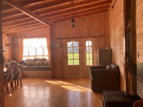 a living room with a couch and a table at Calbuco Cabaña Oro Rayado 4 dormitorios in Calbuco