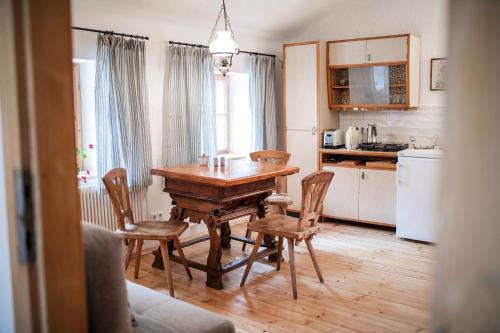 eine Küche mit einem Holztisch und Stühlen im Zimmer in der Unterkunft Ferienwohnung Alter Brotladen in Melk