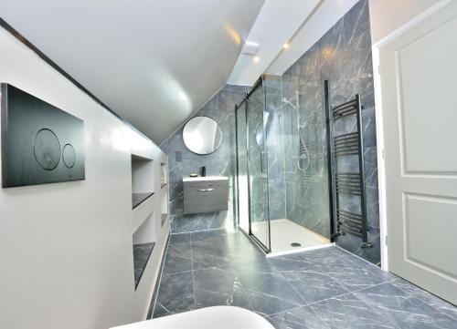 uma casa de banho com um chuveiro, um WC e um lavatório. em Sky View em Winchester