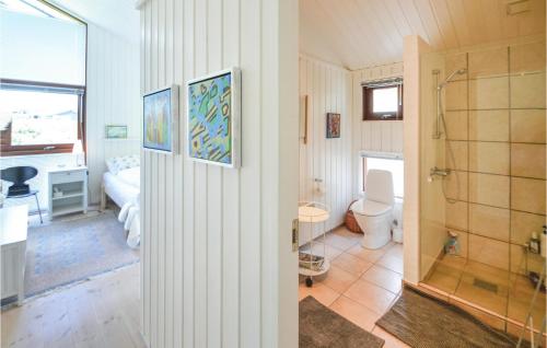 エーベルトフトにあるLovely Home In Ebeltoft With Wifiのバスルーム(シャワー、トイレ付)、ベッドルーム1室が備わります。