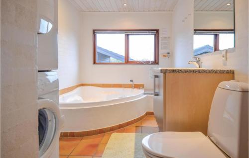 エーベルトフトにあるBeautiful Home In Ebeltoft With 4 Bedrooms, Sauna And Wifiのバスルーム(バスタブ、トイレ付)