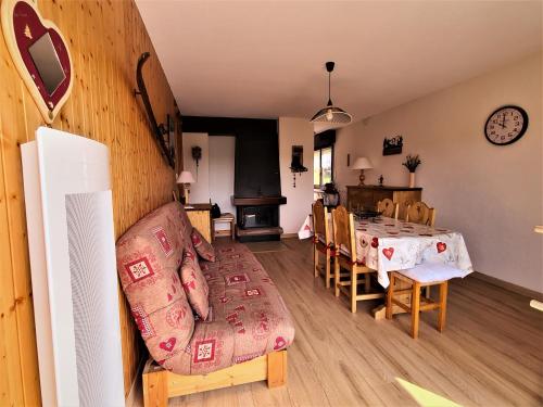 un salon avec un canapé et une table dans l'établissement CHARMANT T2 de MONTAGNE à la STATION DES ROUSSES AVEC BALCON ET GARAGE, aux Rousses