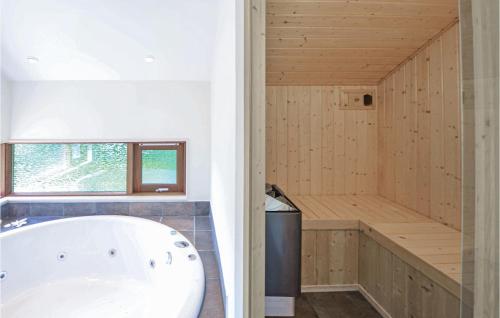 エーベルトフトにあるAwesome Home In Ebeltoft With 3 Bedrooms, Sauna And Wifiのバスルーム(バスタブ、サウナ付)