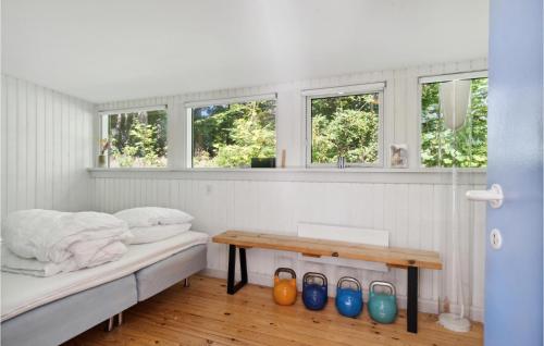 um quarto com 2 camas e uma mesa de madeira em Nice Home In Vejby With Kitchen em Vejby