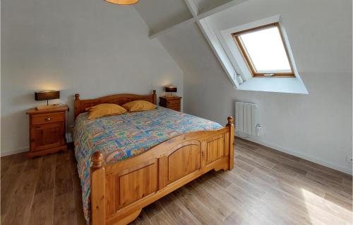 - une chambre avec un lit en bois et une fenêtre dans l'établissement Awesome Home In La Maugon With Kitchen, 