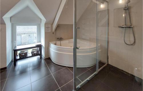 een grote badkamer met een bad en een douche bij Awesome Home In La Maugon With Kitchen 