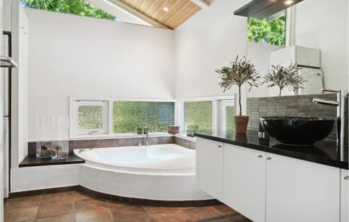 Bathroom sa Stunning Home In Grenaa With Kitchen