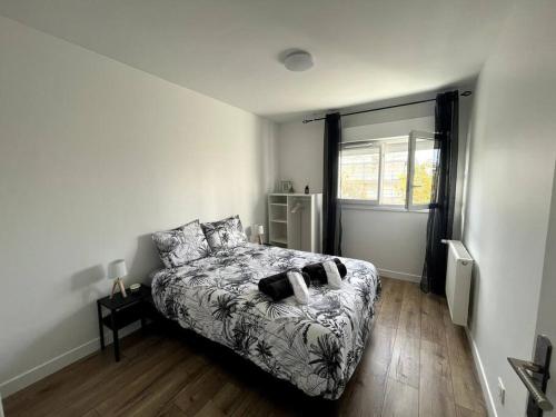 une chambre avec un lit et une fenêtre dans l'établissement Hana Home Mantes-la-jolie 6 personnes Parking public gratuit Business&Family, à Mantes-la-Jolie