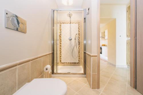 La salle de bains est pourvue d'une douche et de toilettes. dans l'établissement Le Dimore di Diana, à Venaria Reale