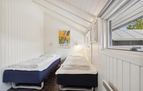 ブラーバンドにあるAwesome Home In Blvand With 4 Bedrooms, Sauna And Wifiの窓付きの小さな部屋のベッド2台