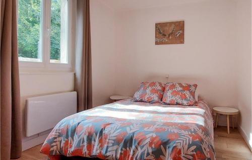 Habitación pequeña con cama y ventana en Stunning Apartment In Fatouville-grestain With Wifi, en Fatouville-Grestain