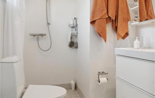 La salle de bains blanche est pourvue d'une douche et de toilettes. dans l'établissement 3 Bedroom Beautiful Home In Vordingborg, à Vordingborg