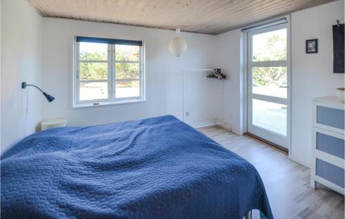 - une chambre avec un lit bleu et 2 fenêtres dans l'établissement Cozy Home In Anholt With Wifi, à Anholt