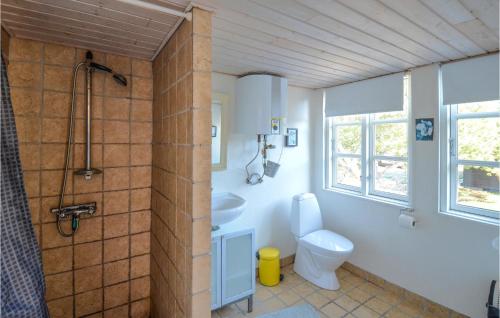 Koupelna v ubytování Cozy Home In Anholt With Wifi