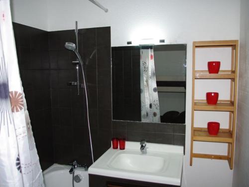 uma casa de banho com um lavatório e um chuveiro em Studio Brides-les-Bains, 1 pièce, 4 personnes - FR-1-512-217 em Brides-les-Bains