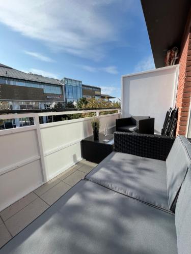 Appartamento dotato di balcone con vista su un edificio. di Ferienwohnung Watt un Leev in direkter Strand & Citynähe von Büsum a Büsum