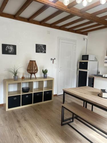 un salon avec une table et une cuisine dans l'établissement Superbe appartement face au Château - 2 chambres - Netflix/Canal+, à Sedan