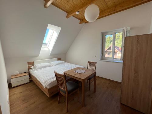 um quarto com uma cama, uma mesa e cadeiras em Ferienhaus am Hof Zotter em Riegersburg