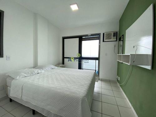 Un dormitorio con una cama grande y una ventana en Porto Real Resort - Ocean Front View, en Mangaratiba