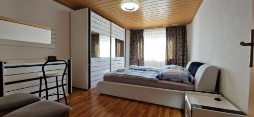 巴特拉珀瑙的住宿－TOP 3-Zimmerwohnung nähe Kurpark，一间卧室设有一张床和一个窗口