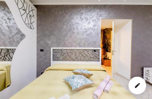 ein Schlafzimmer mit einem großen Bett mit zwei Kissen in der Unterkunft B & EAT IL BORGO in Segno