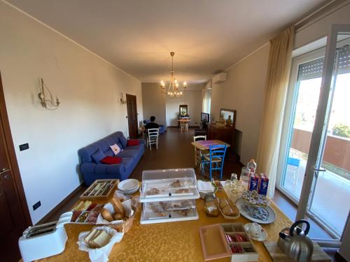 敘拉古的住宿－Panoramic Rooms，客厅配有蓝色的沙发和桌子