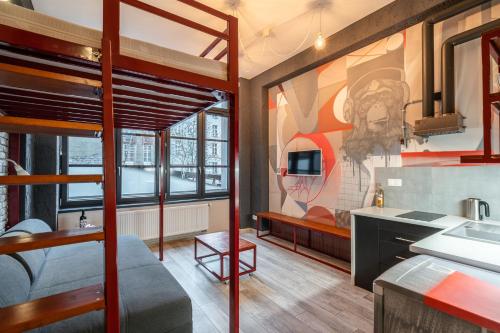 um quarto com uma cama alta e uma cozinha em Graffiti Apartments em Breslávia