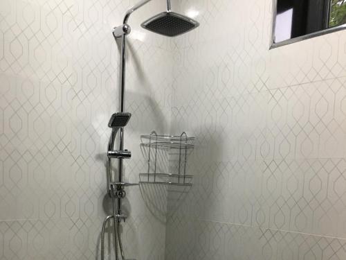 łazienka z prysznicem z głowicą prysznicową w obiekcie Hasy tun Guest House in GARNI 2 w Garni