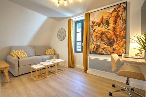 - un salon avec un canapé et une fenêtre dans l'établissement Le GoldenLeaf - Netflix/Wi-Fi Fibre - Séjour Lozère, à Mende