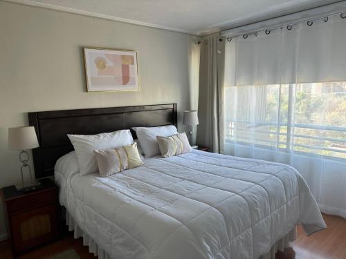 Ένα ή περισσότερα κρεβάτια σε δωμάτιο στο Depto Las Condes